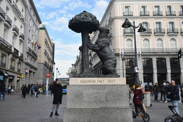 El Oso y El Madroño Statue