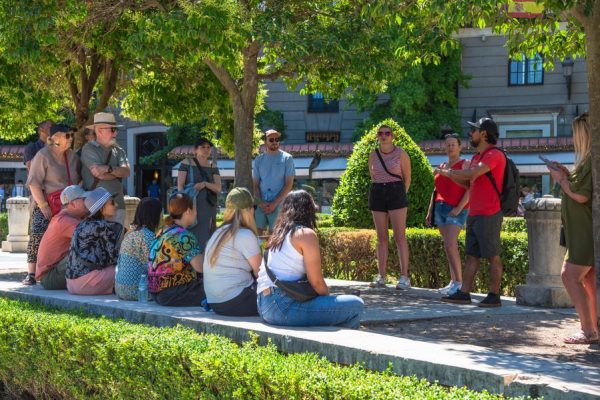 Free Tour Guide in Plaza Oriente
